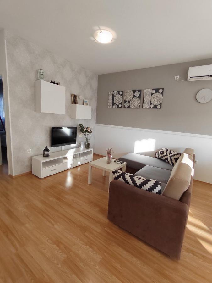 Apartments Karla I Ivano Mandre Εξωτερικό φωτογραφία