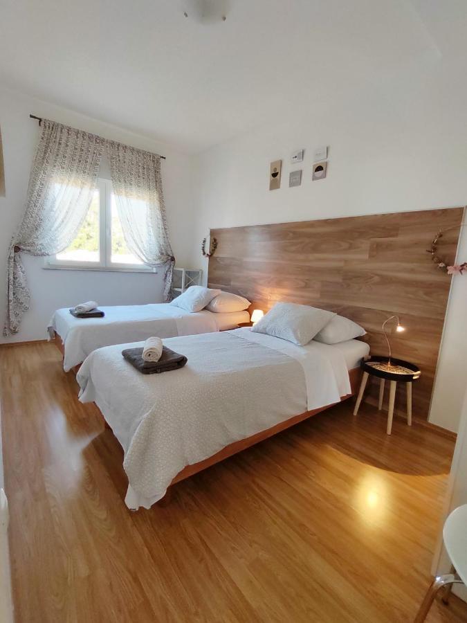 Apartments Karla I Ivano Mandre Εξωτερικό φωτογραφία