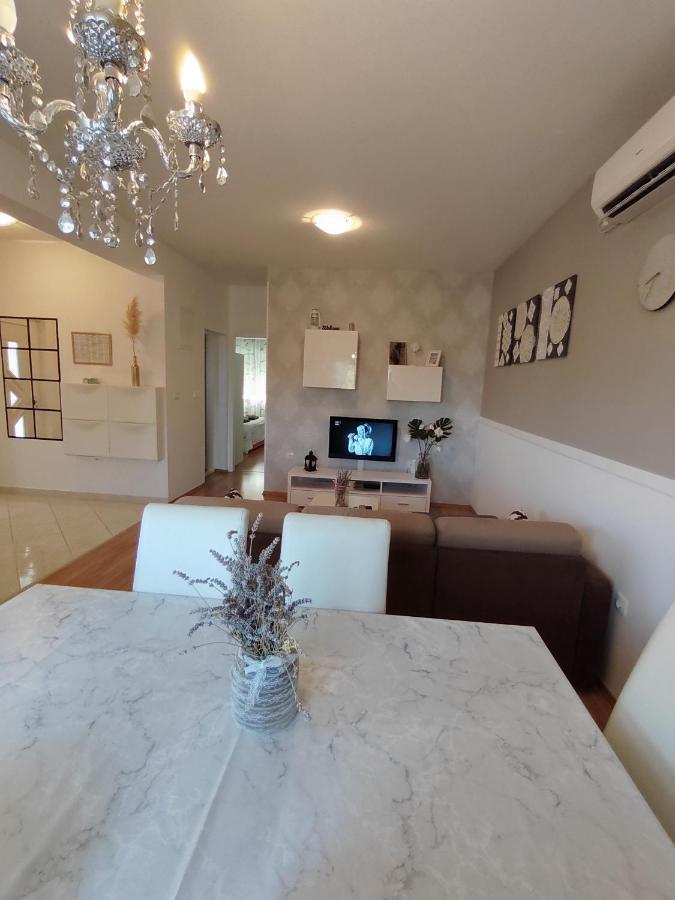 Apartments Karla I Ivano Mandre Εξωτερικό φωτογραφία