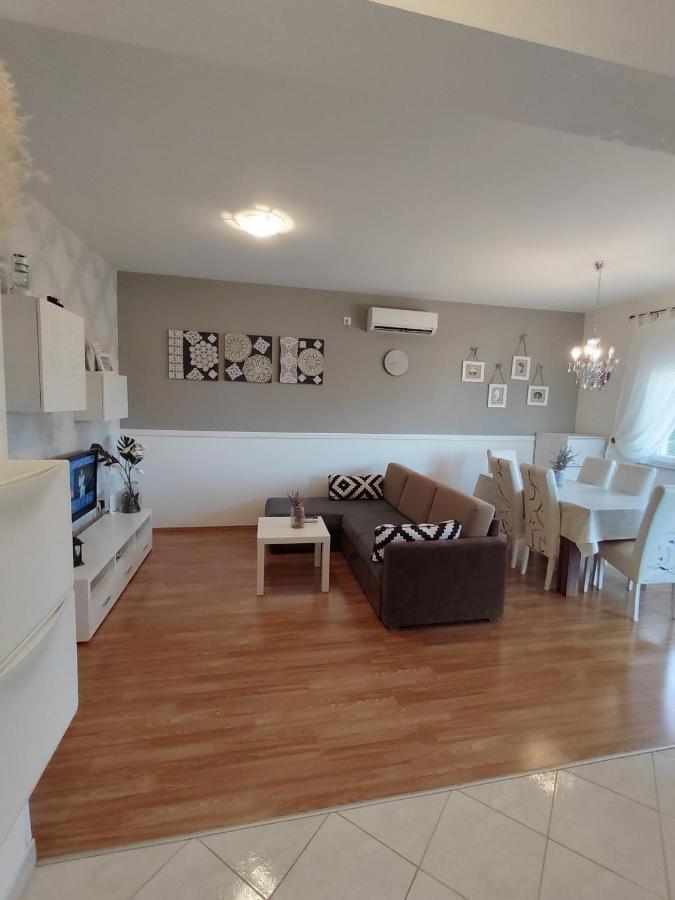Apartments Karla I Ivano Mandre Εξωτερικό φωτογραφία