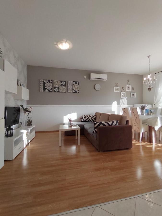 Apartments Karla I Ivano Mandre Εξωτερικό φωτογραφία