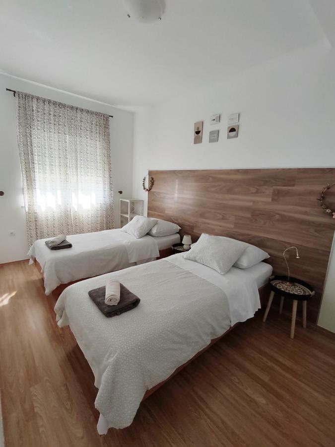 Apartments Karla I Ivano Mandre Εξωτερικό φωτογραφία
