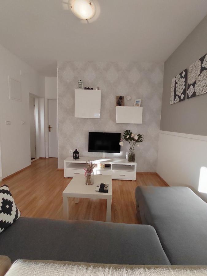 Apartments Karla I Ivano Mandre Εξωτερικό φωτογραφία