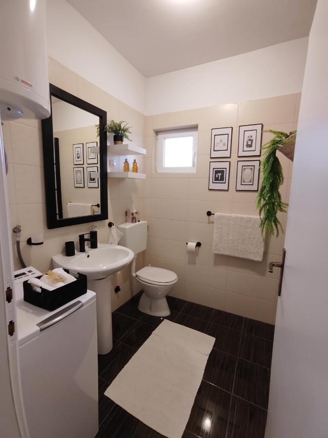 Apartments Karla I Ivano Mandre Εξωτερικό φωτογραφία